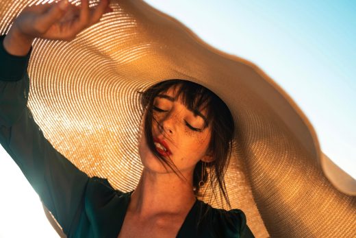 Comment se protéger du soleil l’été et éviter l’accélération du vieillissement de la peau au niveau du visage à la plage dans le var